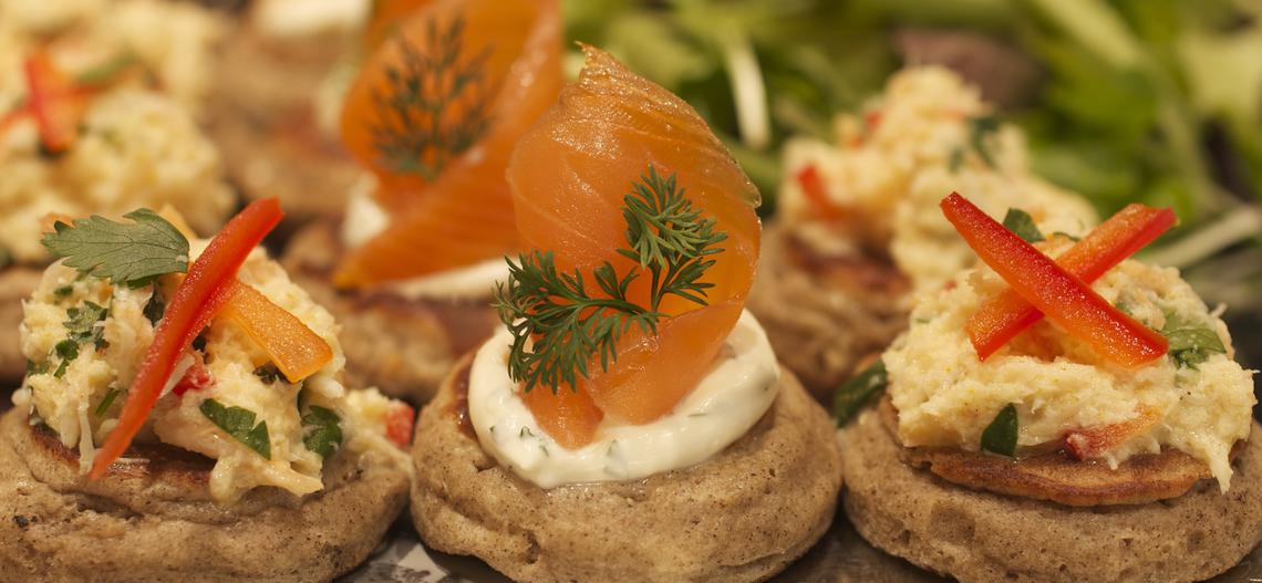 Rillettes de crabe et saumon fumé sur blinis